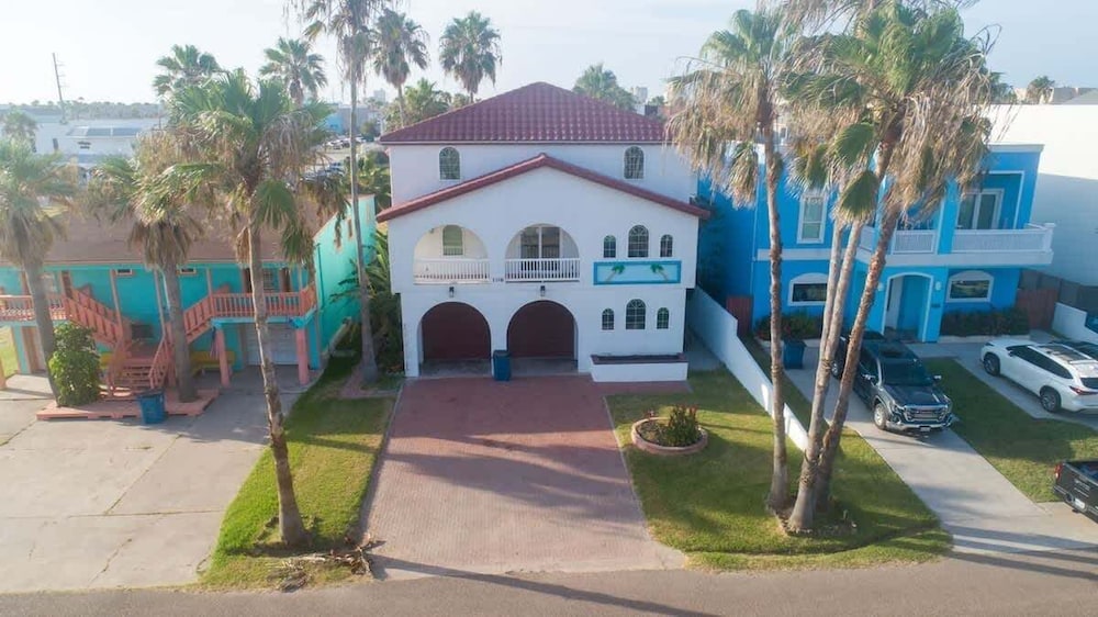 Fun Retro Island Vibe Sleeps 17 Beach 1 Block 4 Bedroom Home