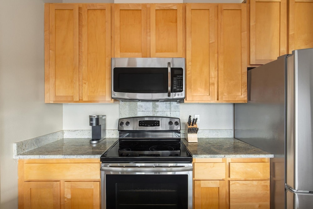 Bellevue Modern 2BD 2BA Apartment view 3