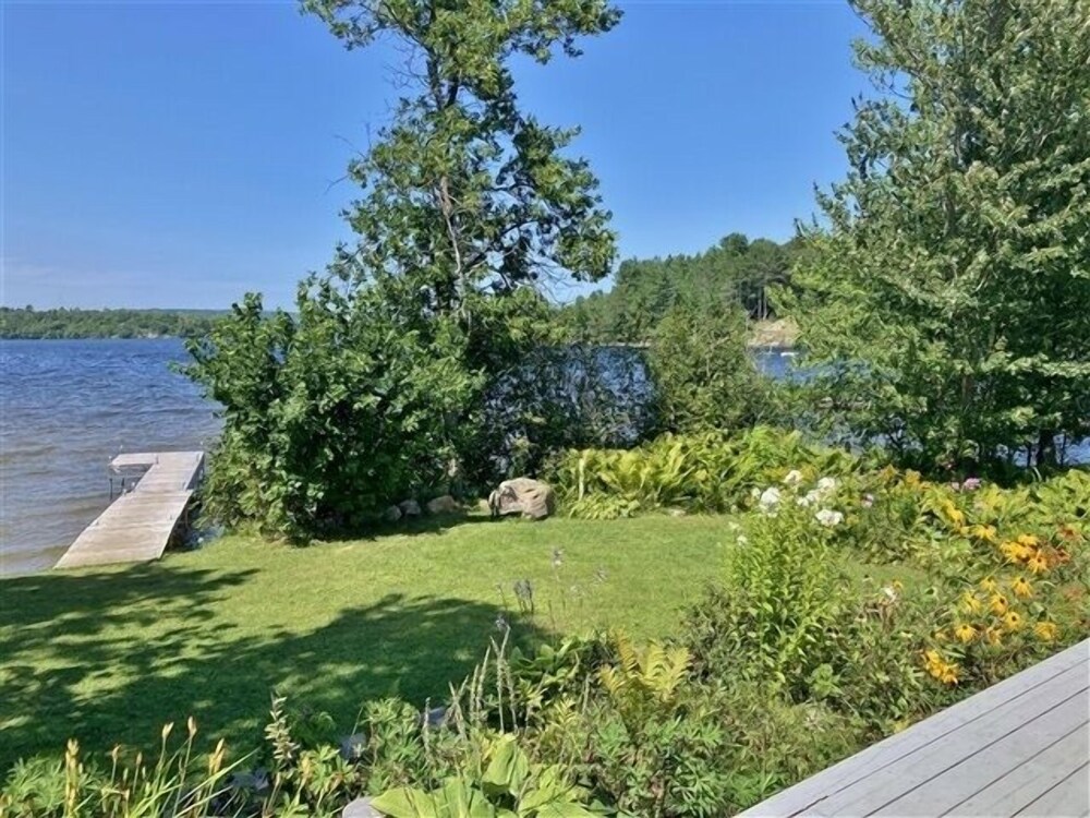 433 Kamaniskeg Lake 3 Bedroom Cottage