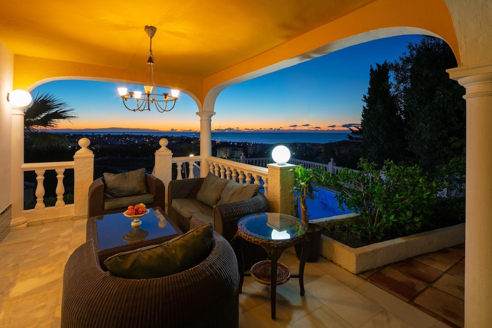 Large Luxury Family Villa 500m From Beach