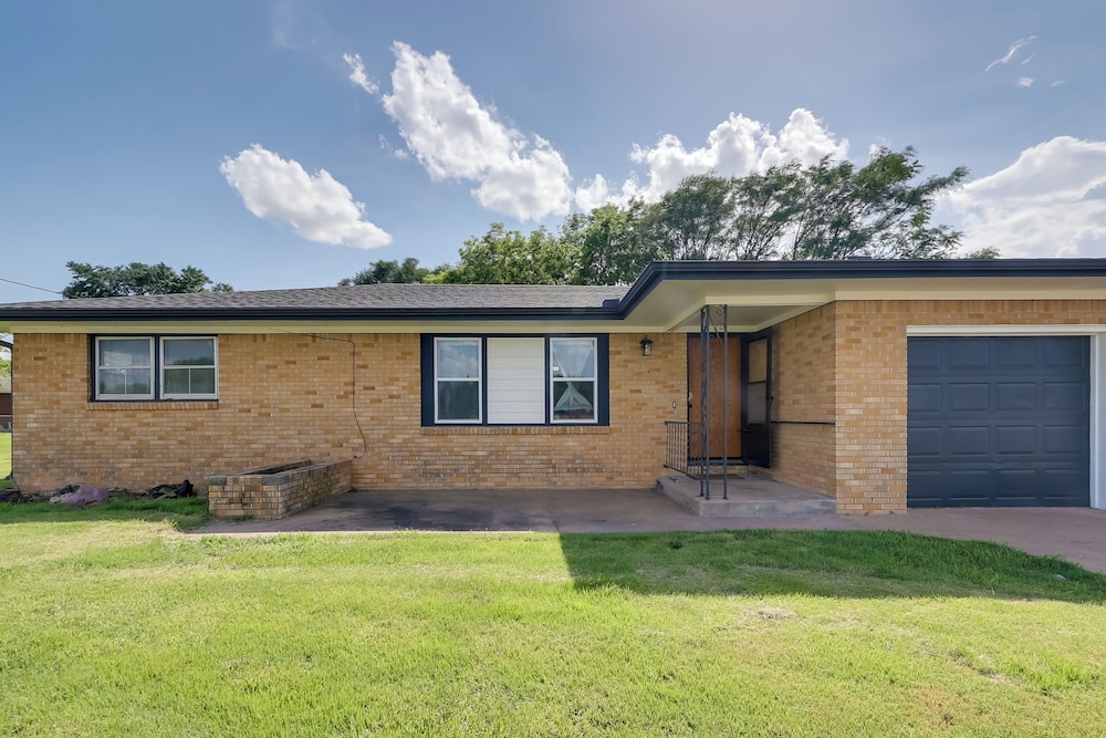 5 Mi to Zoo: Family Retreat in Wichita!