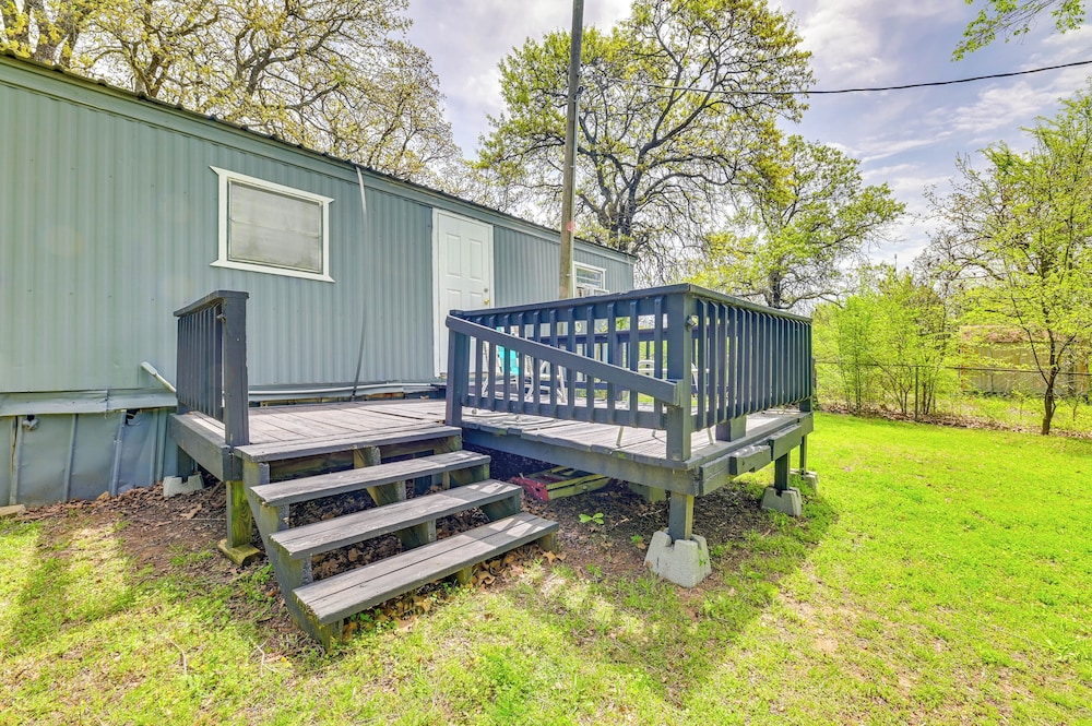 Fenced Yard: Quaint Cabin Near Lake Texoma!