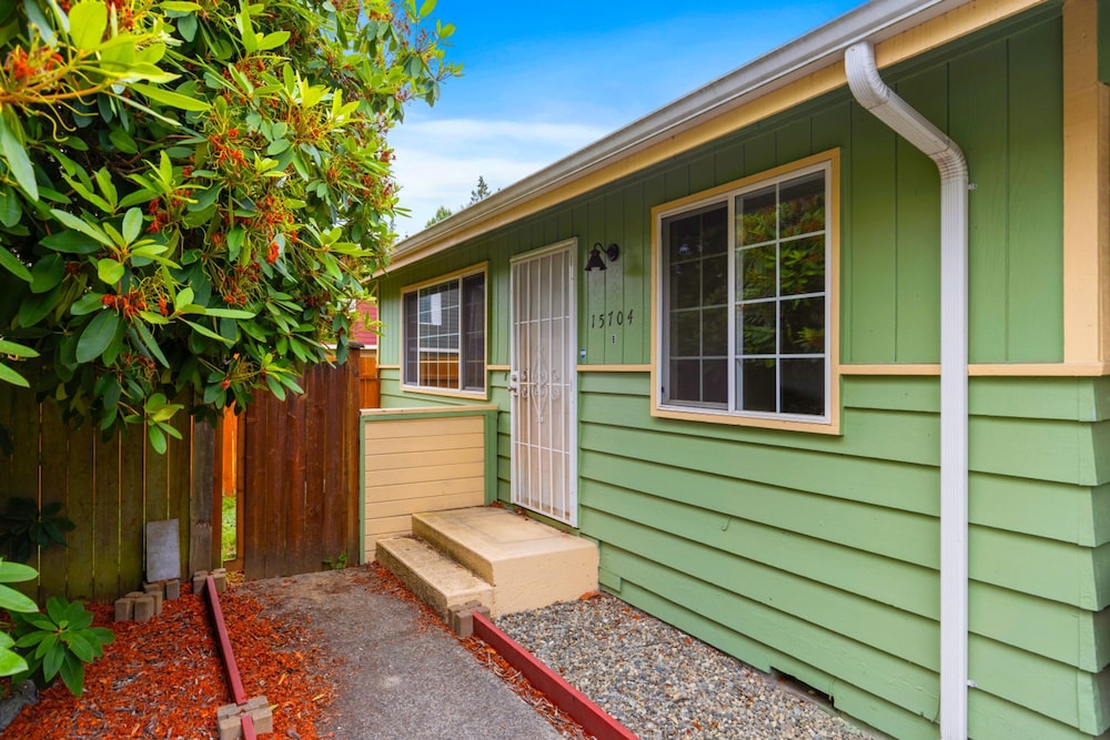 Bright 2BR Lynnwood Retreat