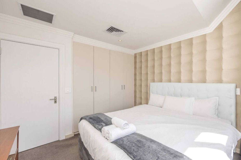 Central and Spacious 1 Bedroom Flat With Swimming Pool view 3