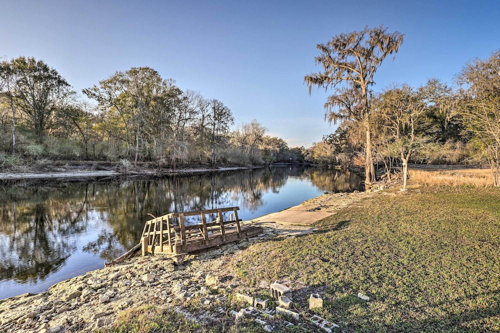 Renovated Fort White Retreat w/ River Access! - Property Image 7