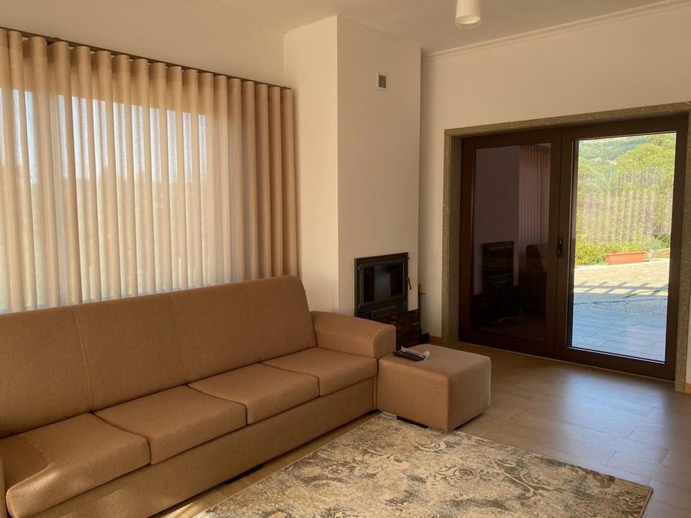 Captivating 3-bed House in Travanca view 4