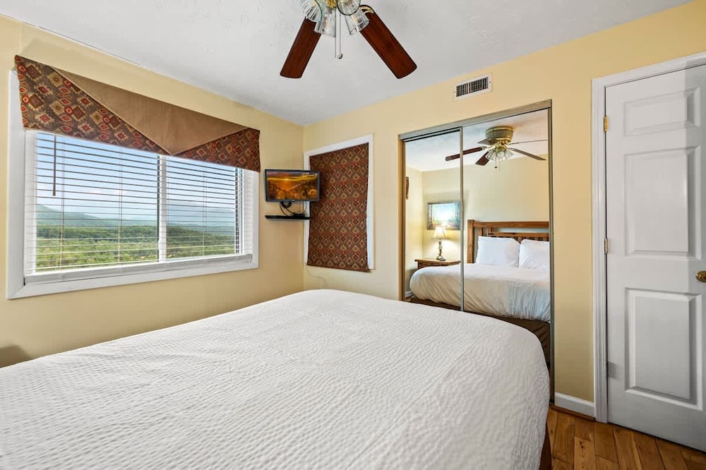 Hot Tub Heated Pool Mountain Views Sleeps 6