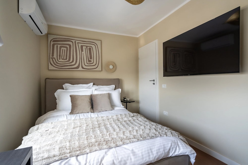 Views of all the Palaces 2BR Stunner