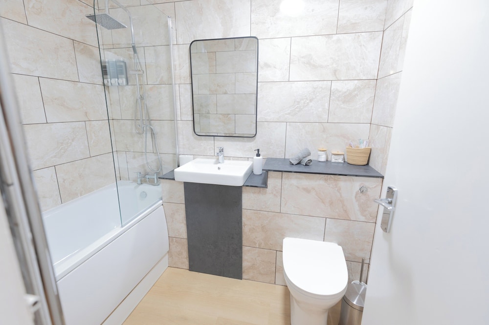 London Chic Apt, Great Location Free Parking