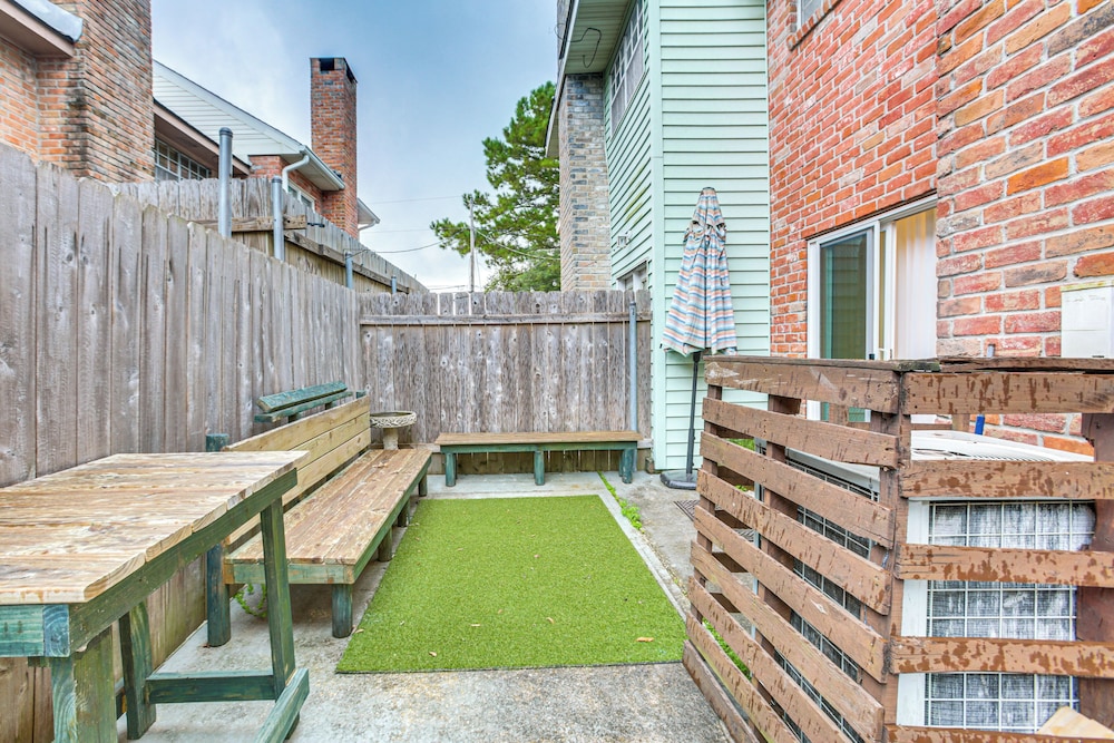 23 Mi to Nola: Cozy & Quaint Destrehan Townhome