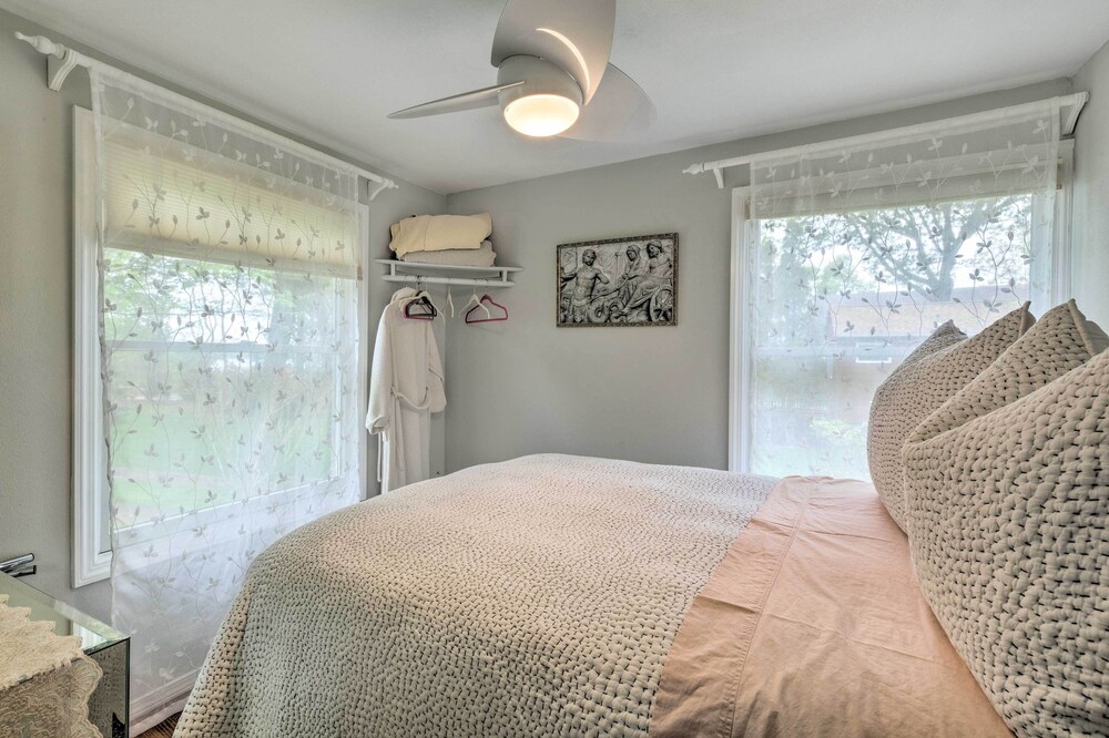 Cute East Hampton Cottage w/ Patio - Walk to Beach view 3