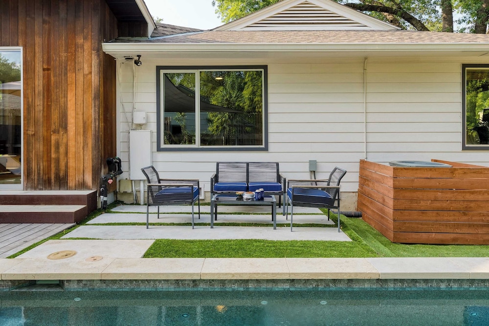 Modern Austin Home w/ Pool, Putting Green & Coffee Nook Townes Retreat by Avantstay