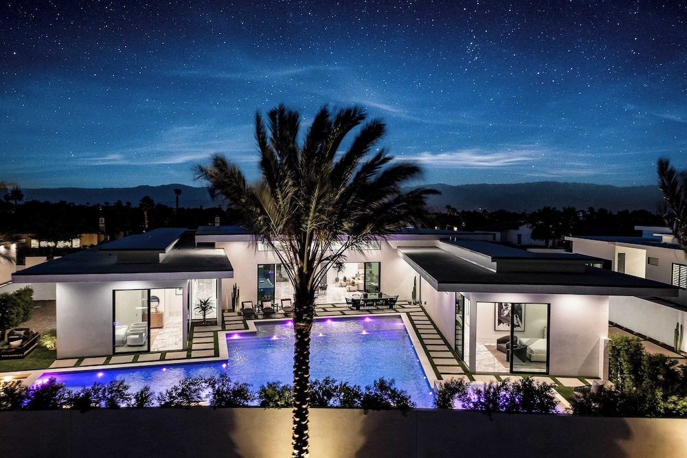 Sleeps 20 Pool & Pickleball Villa Near Golf, Dining & Fun Bravo Villa #2 by Avantstay