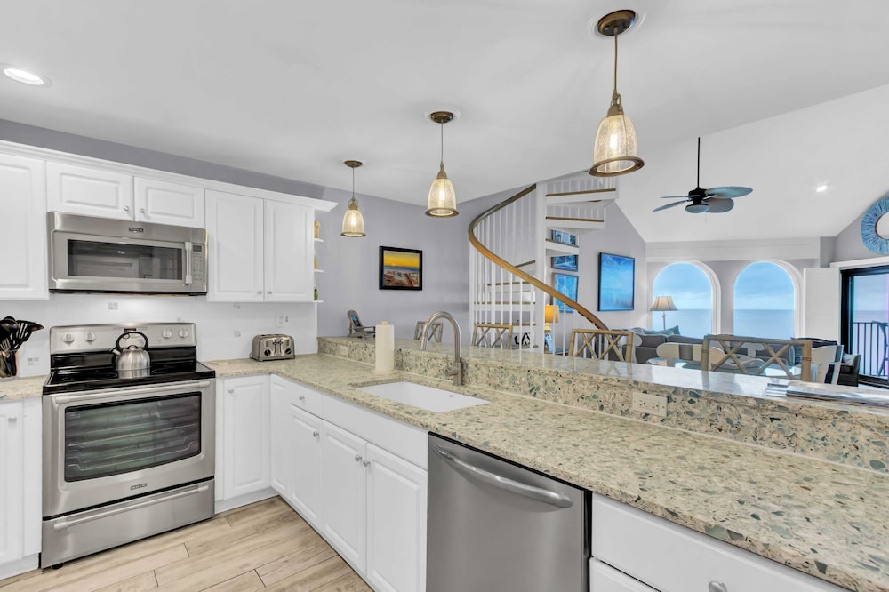 518 Seascape Waterfront Views + Community Pool