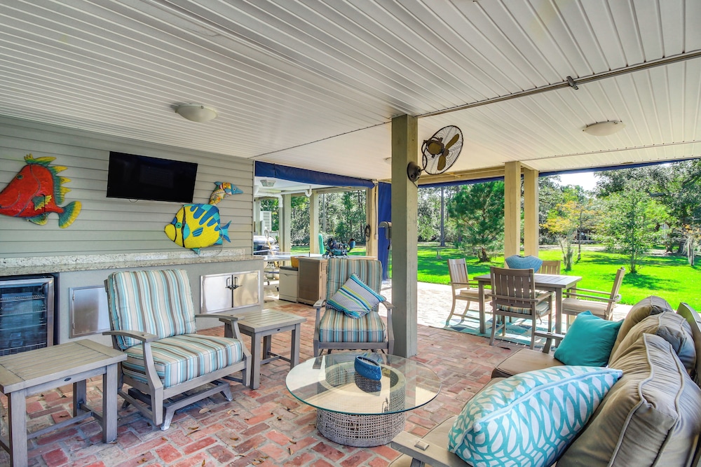 Pool, Fire Pit & Tennis Court: Gem in Bay St Louis