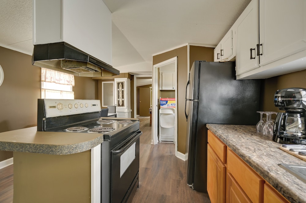 8 Mi to Dtwn Greenville: Bethel Home w/ Yard