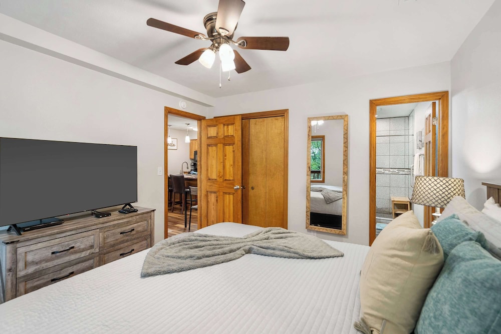 The Greenview Haven: Cozy For 6!