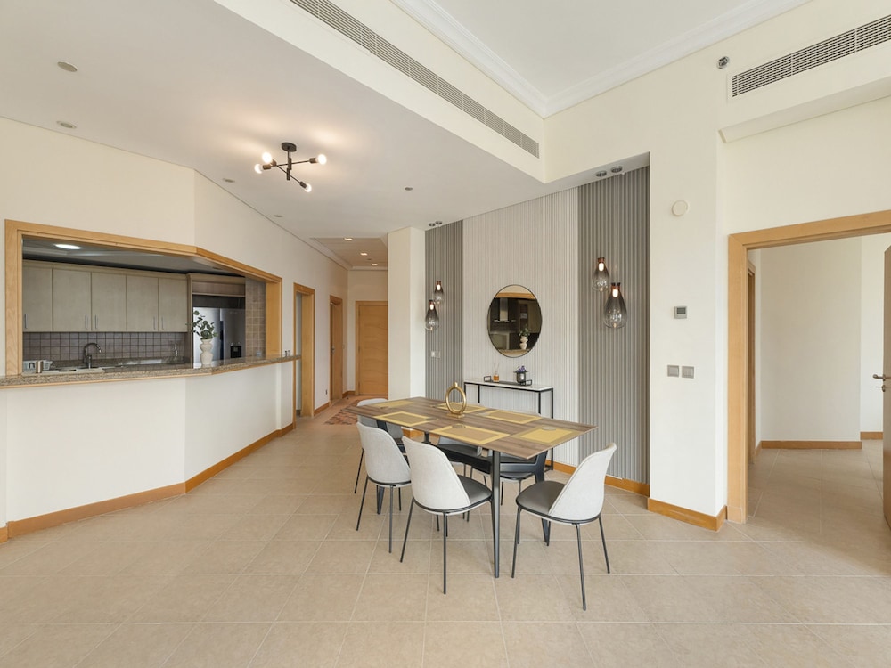Short-stay at Al Haseer - 4 Beds Palm Holiday Apt