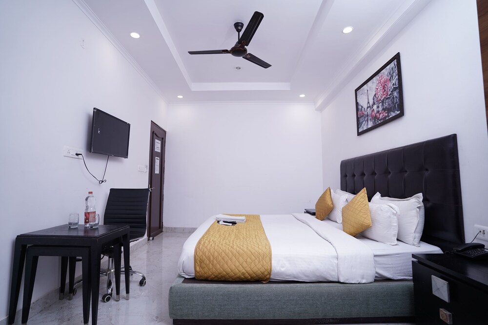 Hotel Moon Taj Near Yashobhoomi