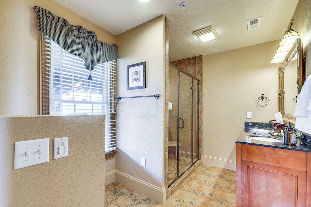 Private Hot Tub: 'bays View Lodge' in Kingsport!