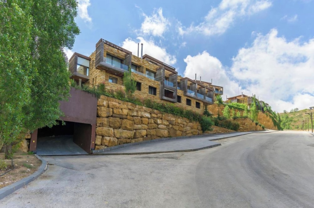 Redrock 1 br chalet faqra . Faraya