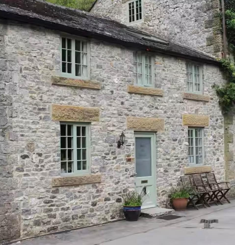 2 Bed-sleeps 3-dog Friendly-garden-riverside