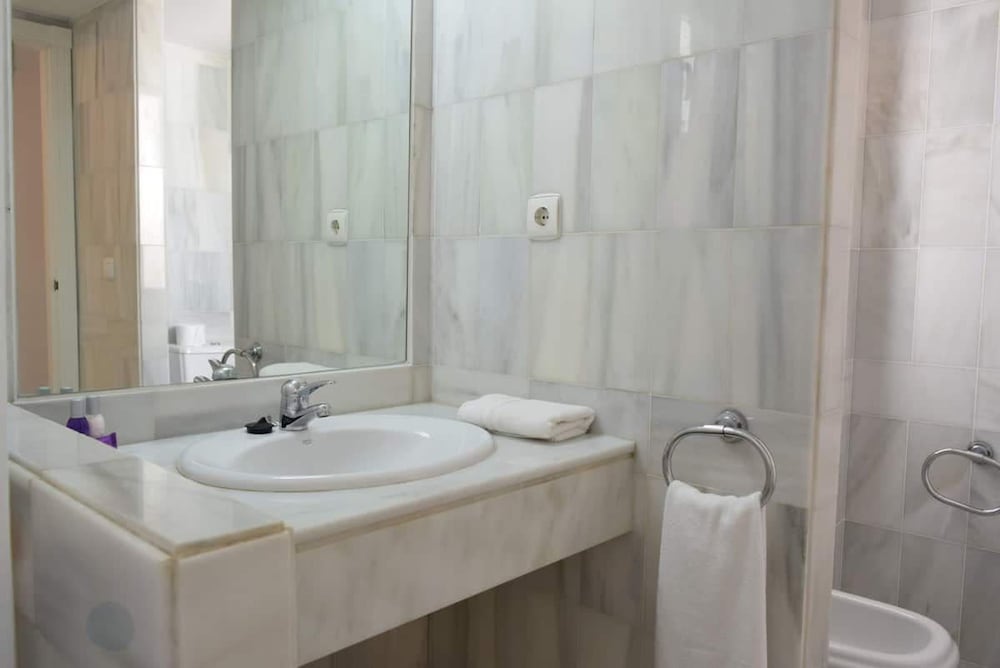 Bright 2 Bedroom First Floor F-4