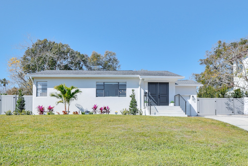Lakeland Retreat: Private Heated Pool & Yard Games view 3