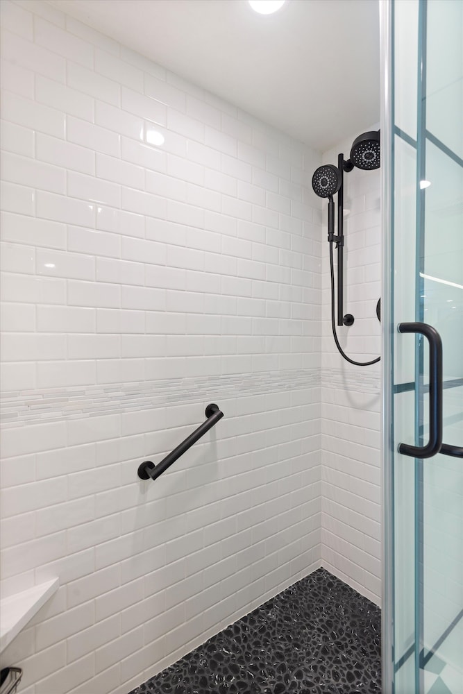 Downtown Aspen Studio Steps to Gondola & Trails - 305A