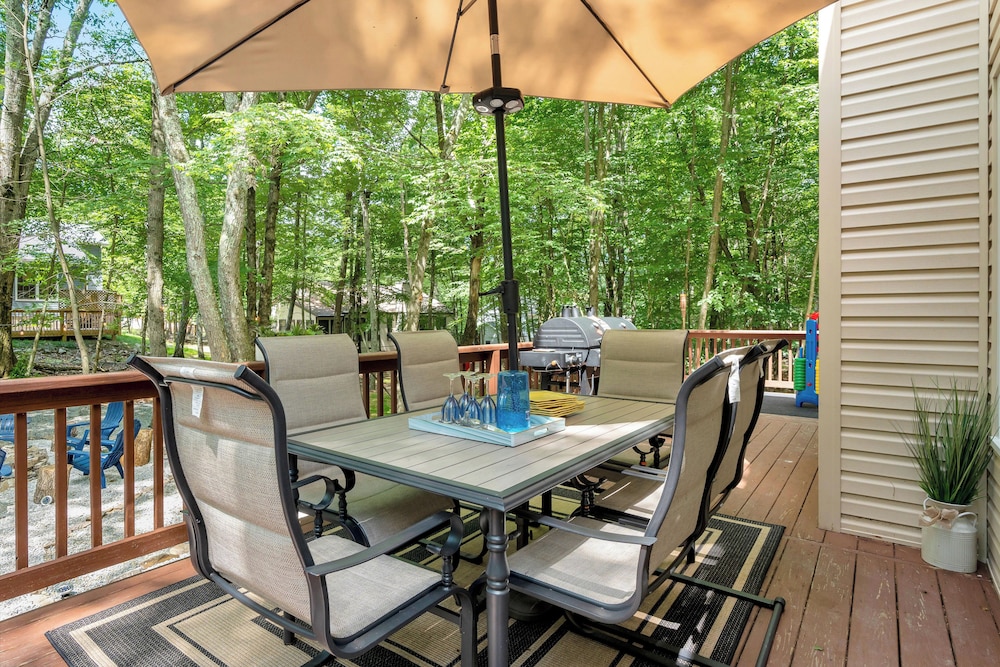 Grill & Games: Family Home in East Stroudsburg!