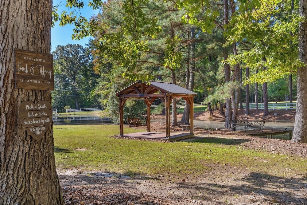 Pet-friendly 3BR Lake House Firepit + Pier