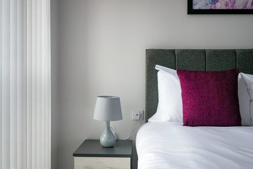Modern Bright Apartment Near Centre view 5