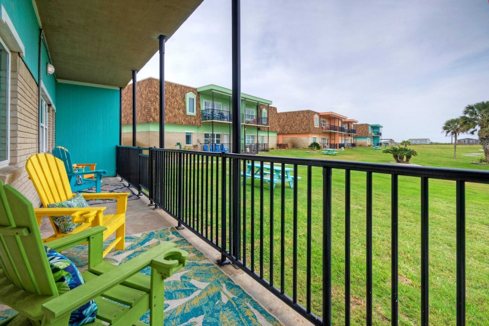 Sleeps 22 3 Condos in Beachfront Complex w/ Pool, Pickleball Island Retreat