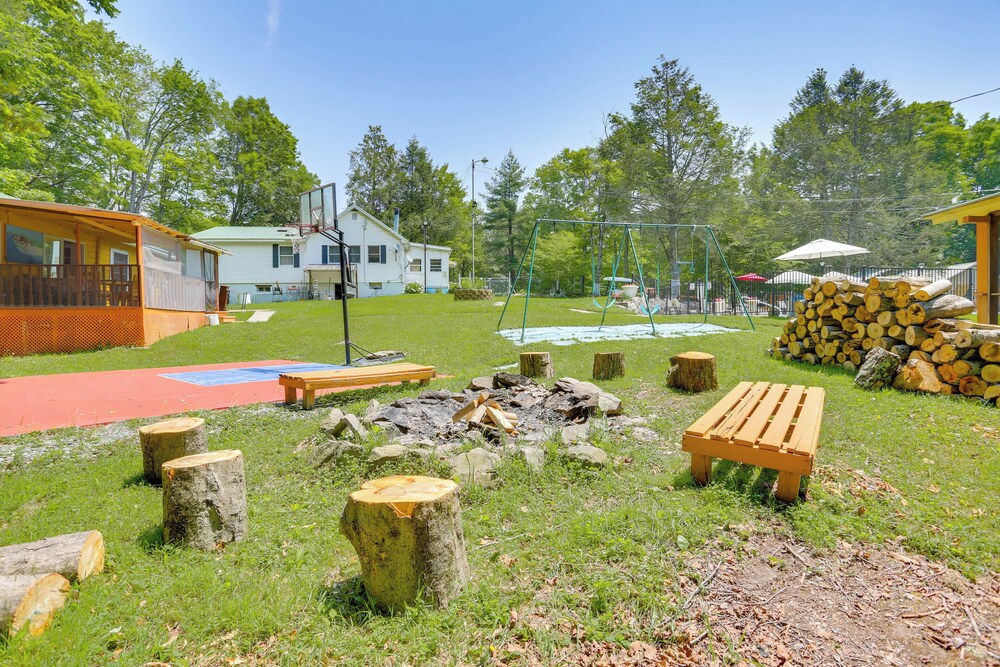 6 Mi to Bethel Woods: Cabin w/ Pool Access