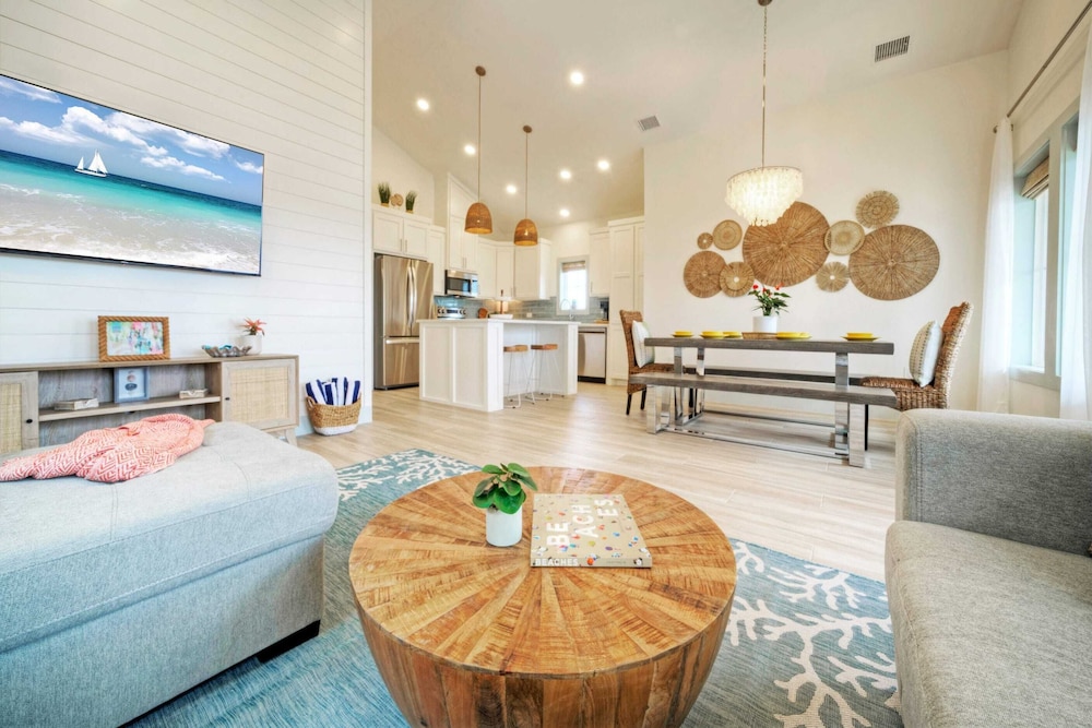 Sleeps 24 2 Homes, Walk to the Beach, Private Pools, Fire Pit, Modern Design
