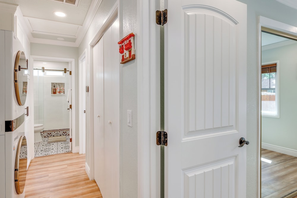 Near Slopes & Shores: Pet-friendly Sugarloaf Gem