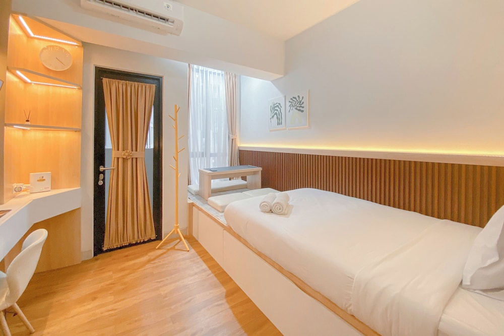 Minimalist And Homey Studio Apartment At The Alton