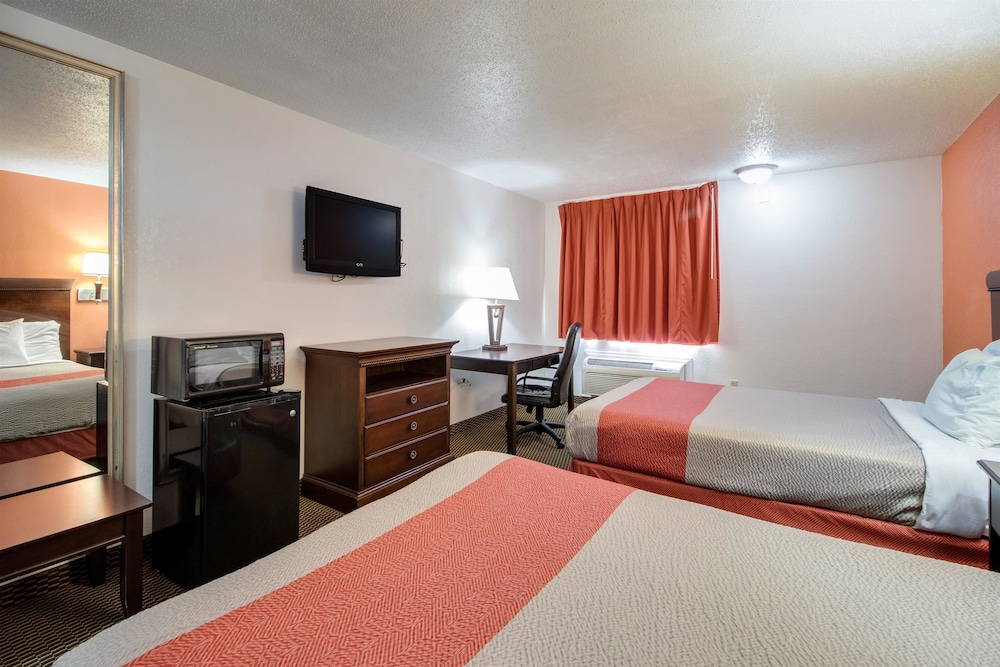 Motel 6 Marion, IL