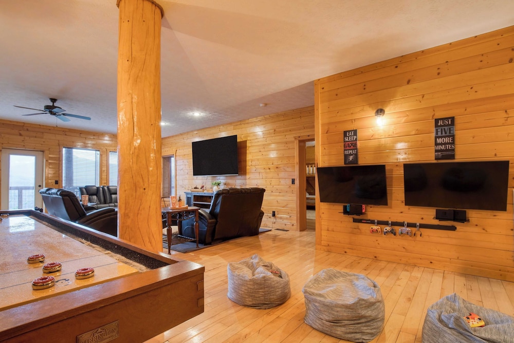 Pinnacle Chalet by Avantstay Luxury Cabin w/ Panoramic Views, Fireplace & Game Room