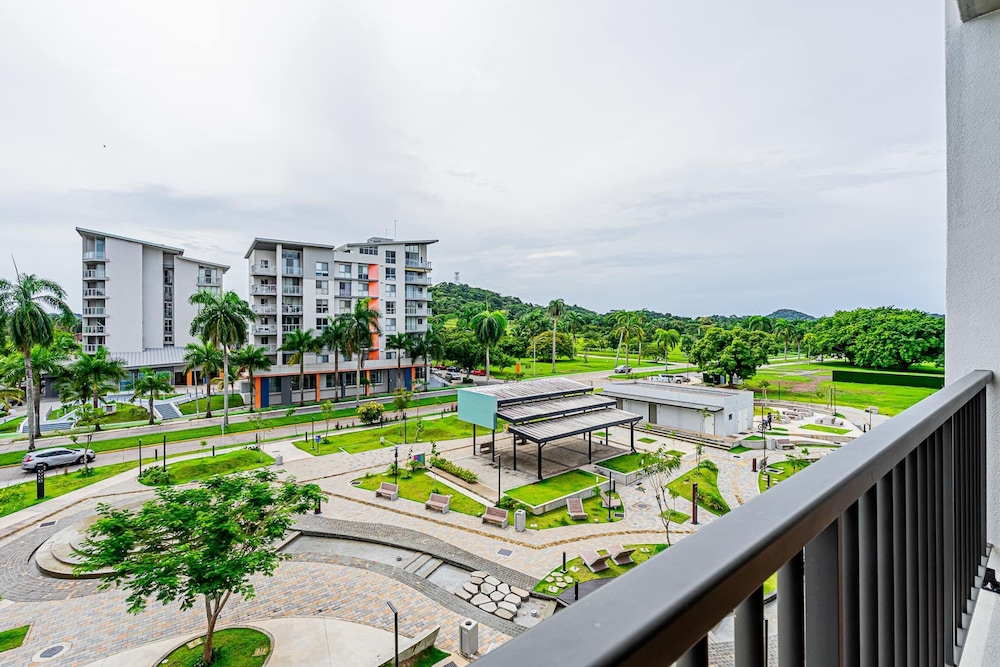 w Modern 2BR w Great Deco in Centriqo