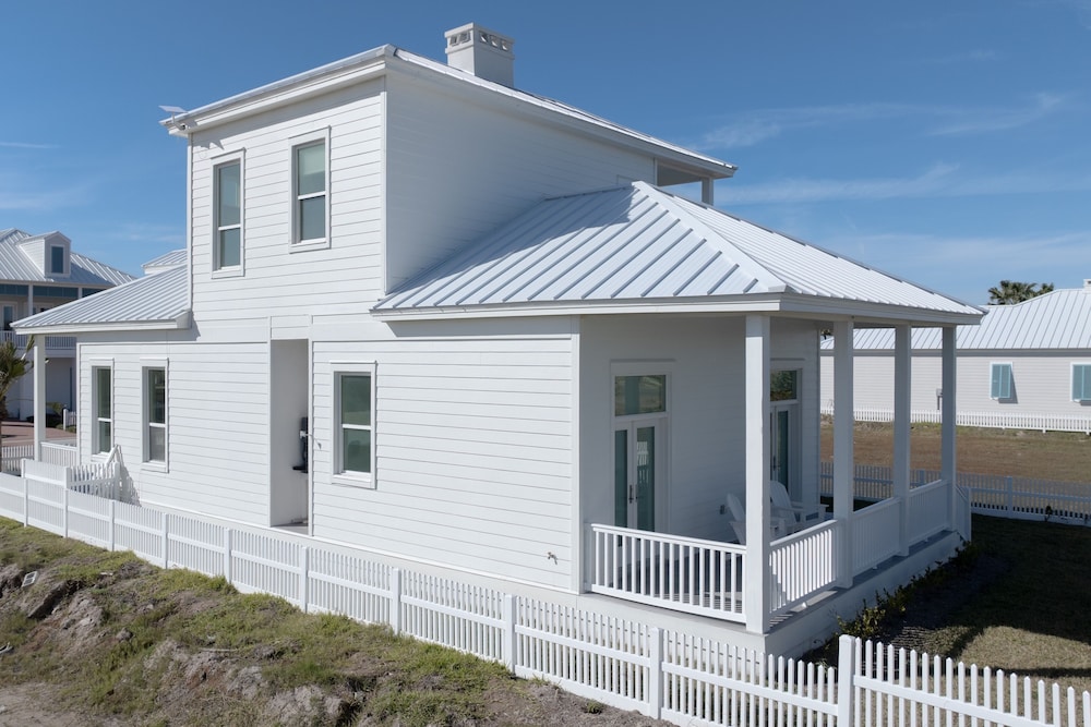 The Scarlett - Private Home At The Shores 3 Bedroom Home