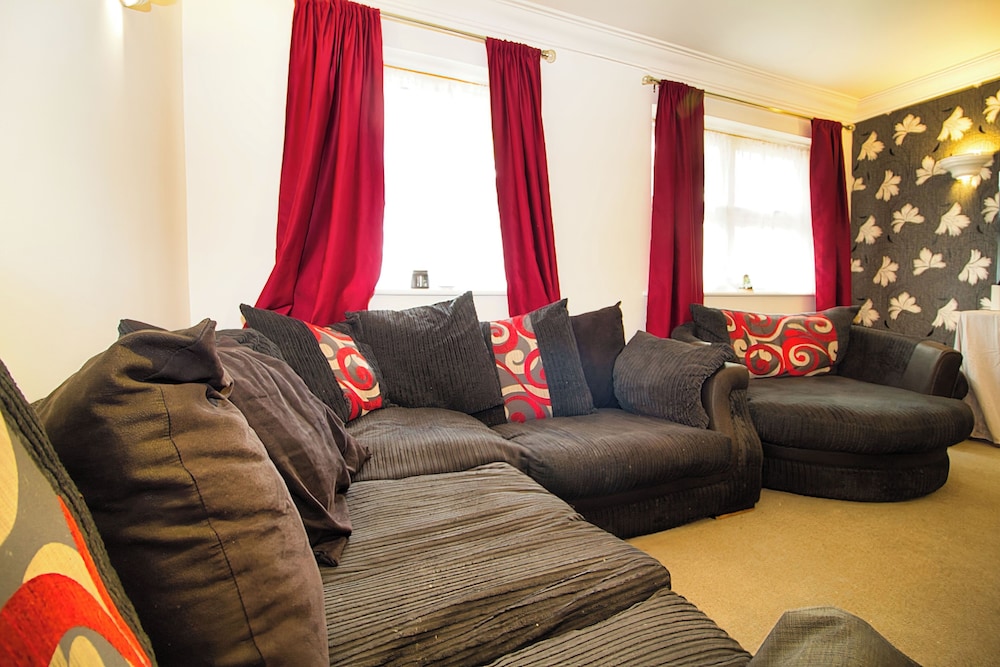 3 Bed Semi - Sleeps 5 - Parking - Pets - Garden