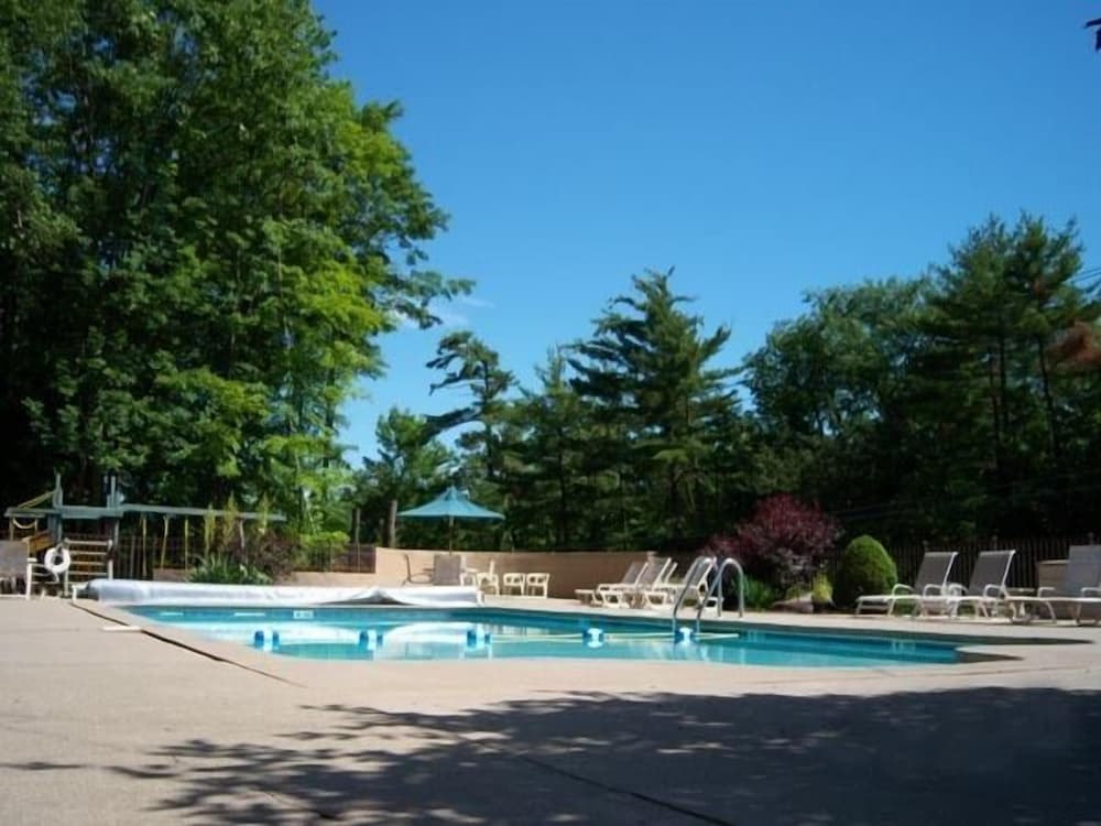 Tall Pines Motel