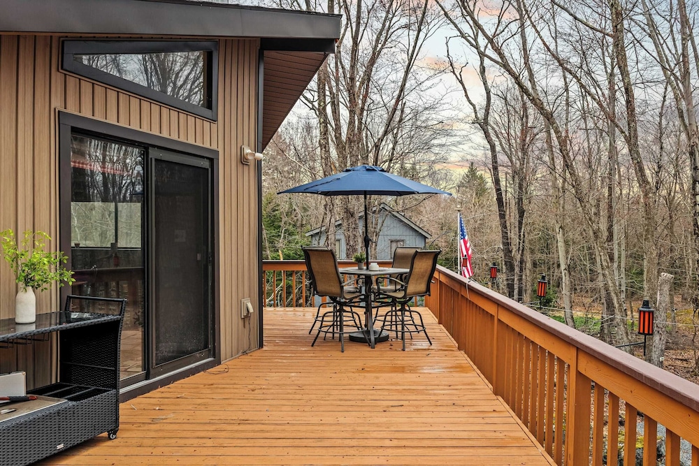 Atlas Point Lodge Sauna, Fireplaces, Kayaks, Lakes + Pet-friendly Yard