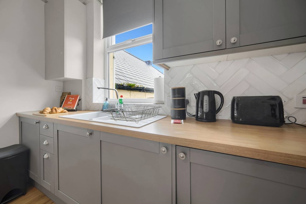 Free Parking Fast Wifi 2 Min to Cardiff City