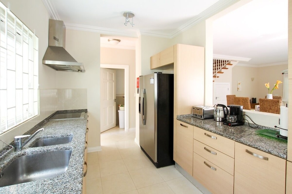 Large Townhouse with Plunge Pool, 3 mins from Beach - Turtle View 2 by BSL Rentals