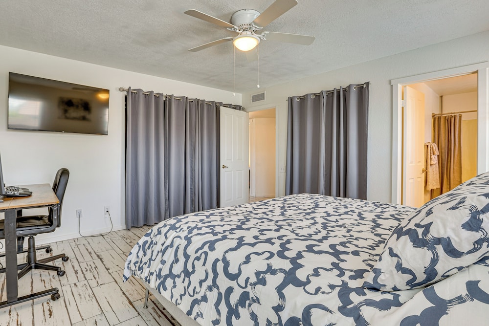 Welcoming Retreat w/ Pool & Patio in Peoria!