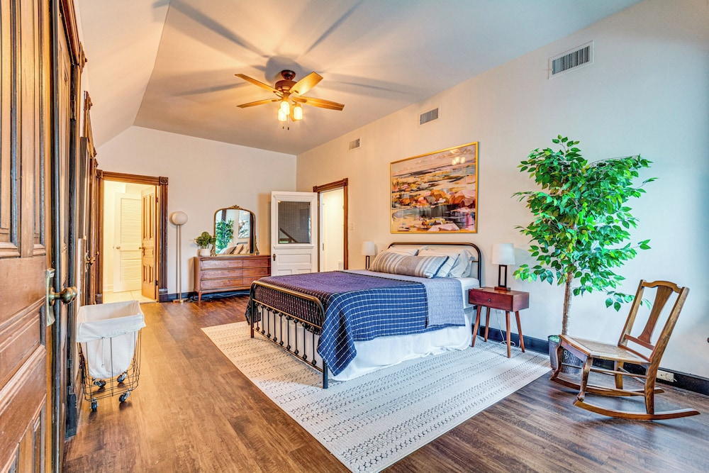 Walk to Main St: Eclectic Gem in Little Rock