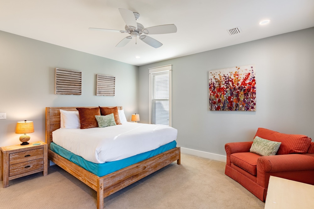 Gulf Coast Gem by Avantstay 3 Blocks to Beach Town Plaza Community Pool