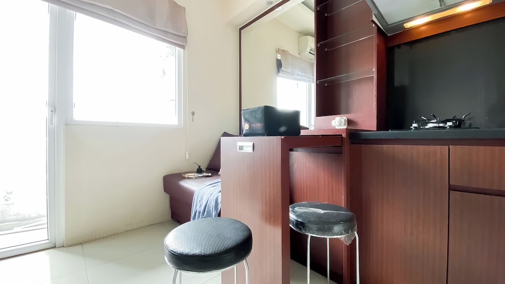 Strategic And Homey 2Br Green Pramuka Apartment